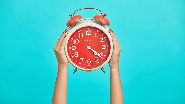 
					Ilustrasi jam, waktu. (Photo by Malvestida Magazine on Unsplash)