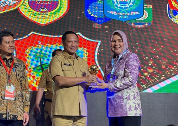 Wali Kota Tatong Bara Terima Penghargaan UHC Award Tahun 2023 Dari Mendagri