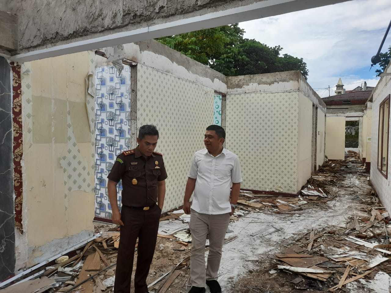 Ketua DPRD Meidy Makalalag ditemani Kepala Kejaksaan Kotamobagu Elwin Agustian Khahar saat meninjau lokasi pembangunan kantor.