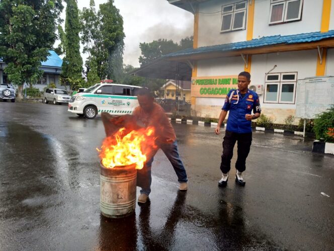 Dinas Kesehatan dan Damkar Kota Kotamobagu melaksanakan kegiatan sosialisasi alat pemadam api ringan di 5 puskesmas